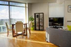 Serviced Apartment In Liverpool City Centre - Free Parking - Balcony - by Happy Days